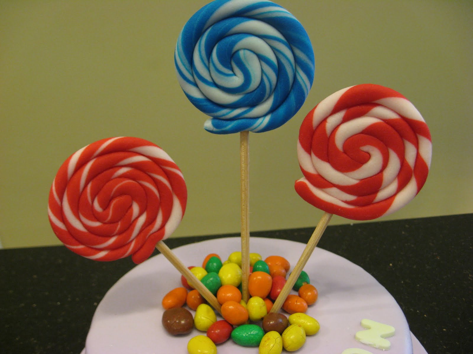 Как сделать украшение леденец. Как сделать украшение леденец. Как сделать украшение леденец. Украшение торта леденцами. Леденцы на палочке для торта.