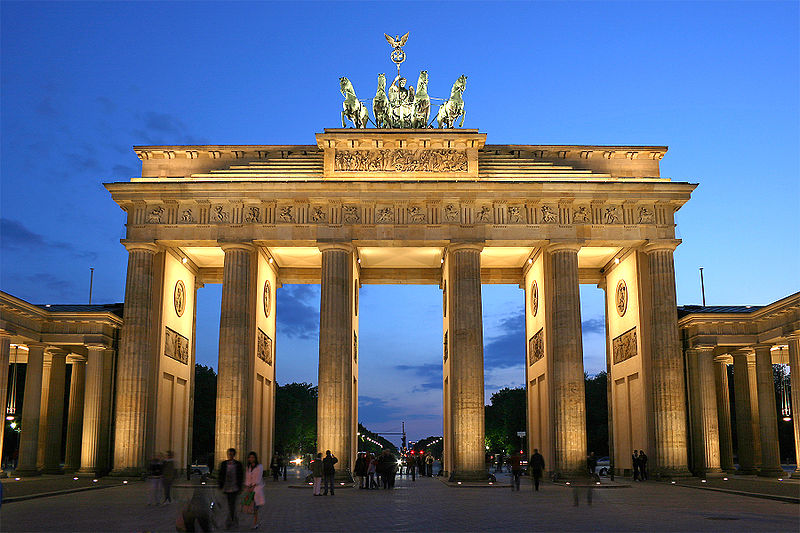 [800px-Brandenburger_Tor_abends.jpg]