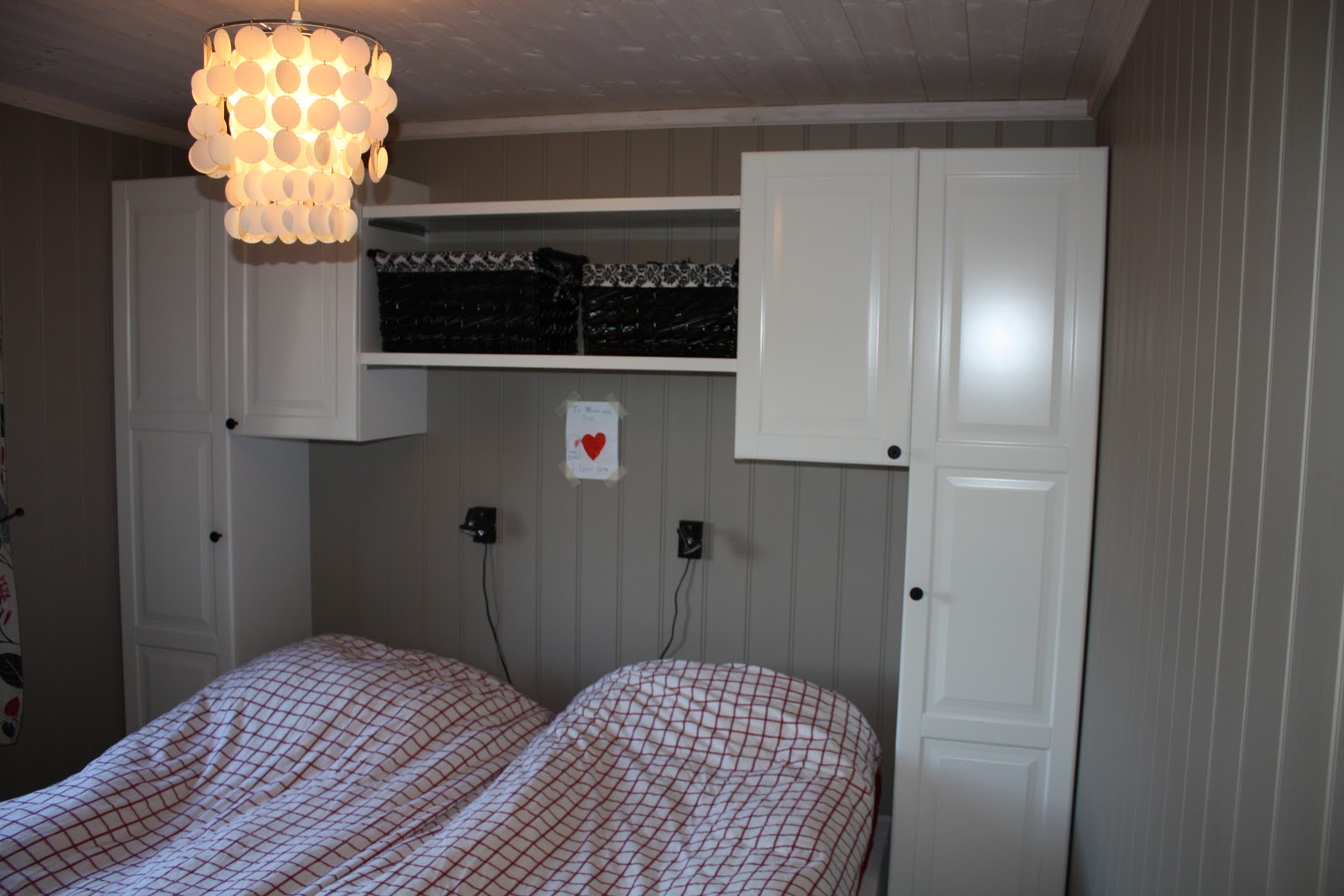 Linnettes Verden: Sengegavl av eikeplanker