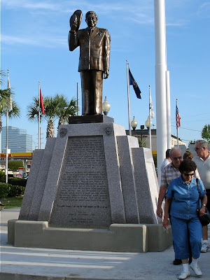 pic journal Statue of Sheriff Harry Lee