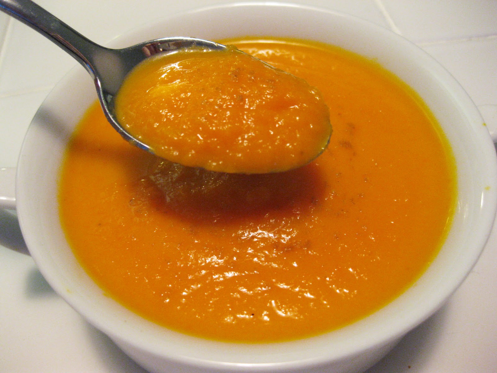 можно ли бульон при диарее. можно ли бульон при диарее. консоме овощное. куриное консоме. бульон с укропом.