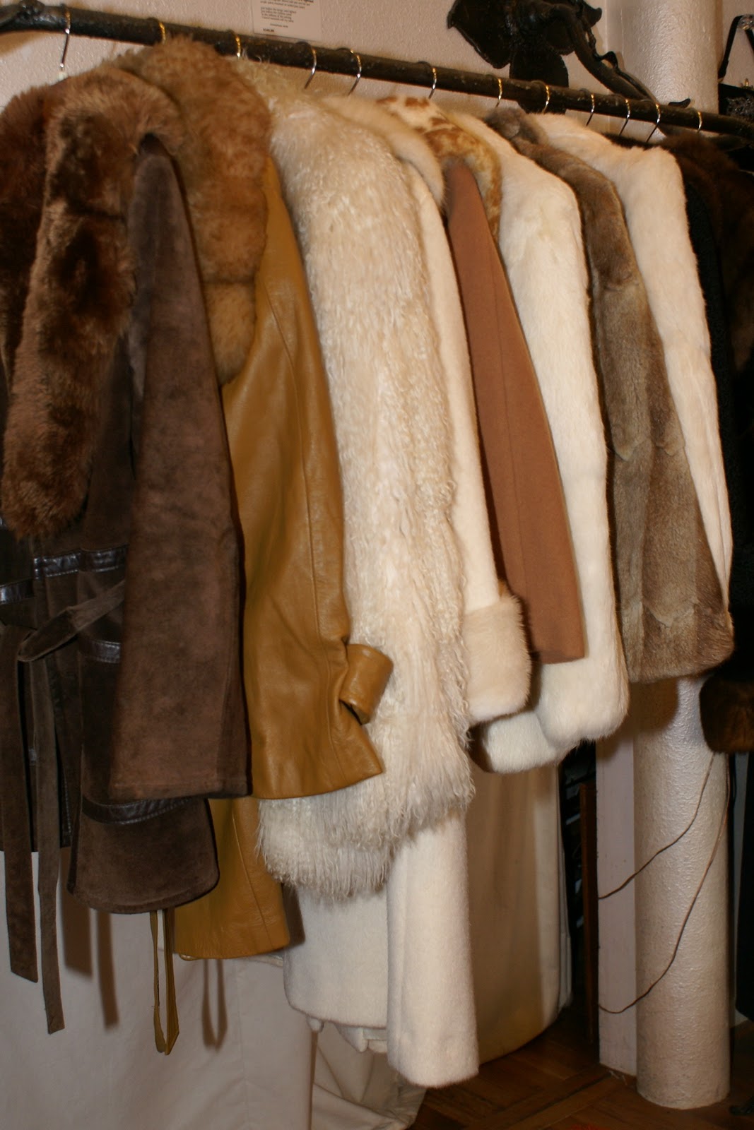 Ver Unica Vintage Fabulous Furs at 437 & 526