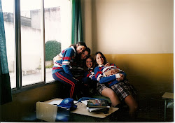 En el banco del cole con amigas