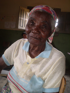 Dona Candida, moradora da localidade quilombola Uruçu, zona rural do município de Traipu-Alagoas. Ela é usuária do PSF da Mumbaça, cuja UBS fica a tres km de sua moradia. Atendê-la perto de sua casa no Uruçu, em uma escola da localidade, nos remete à questão do acolhimento. À nossa UBS, ela certamente não vai!