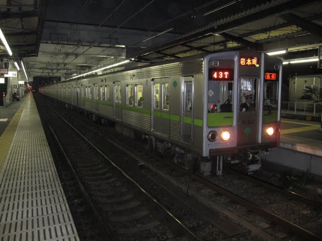 都営地下鉄新宿線　岩本町行き　(終電1本運行)