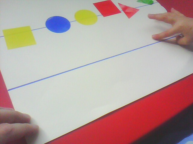 Ma maîtresse c'est Ummî!: Coller des gommettes sur une ligne horizontale