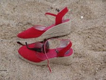 Sandálias abandonadas na areia