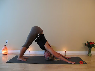 <b>6 posturas de Yoga</b> que te ayudarán a conseguir una espalda más fuerte posturas de yoga