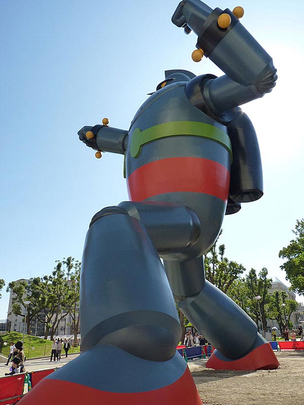 [gigantor-robot-statue_2.jpg]