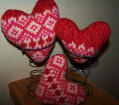 Valentine crafts http://bec4-beyondthepicketfence.blogspot.com/2011/01/love-is-in-air.html
