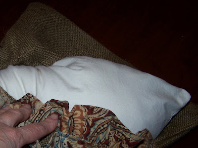 burlap ruffled pillow tutorial http://bec4-beyondthepicketfence.blogspot.com/2010/02/burlap-ruffled-pillowed.html