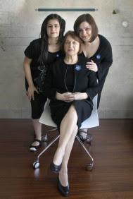 artist Gülnur Özdağlar with her daughters.