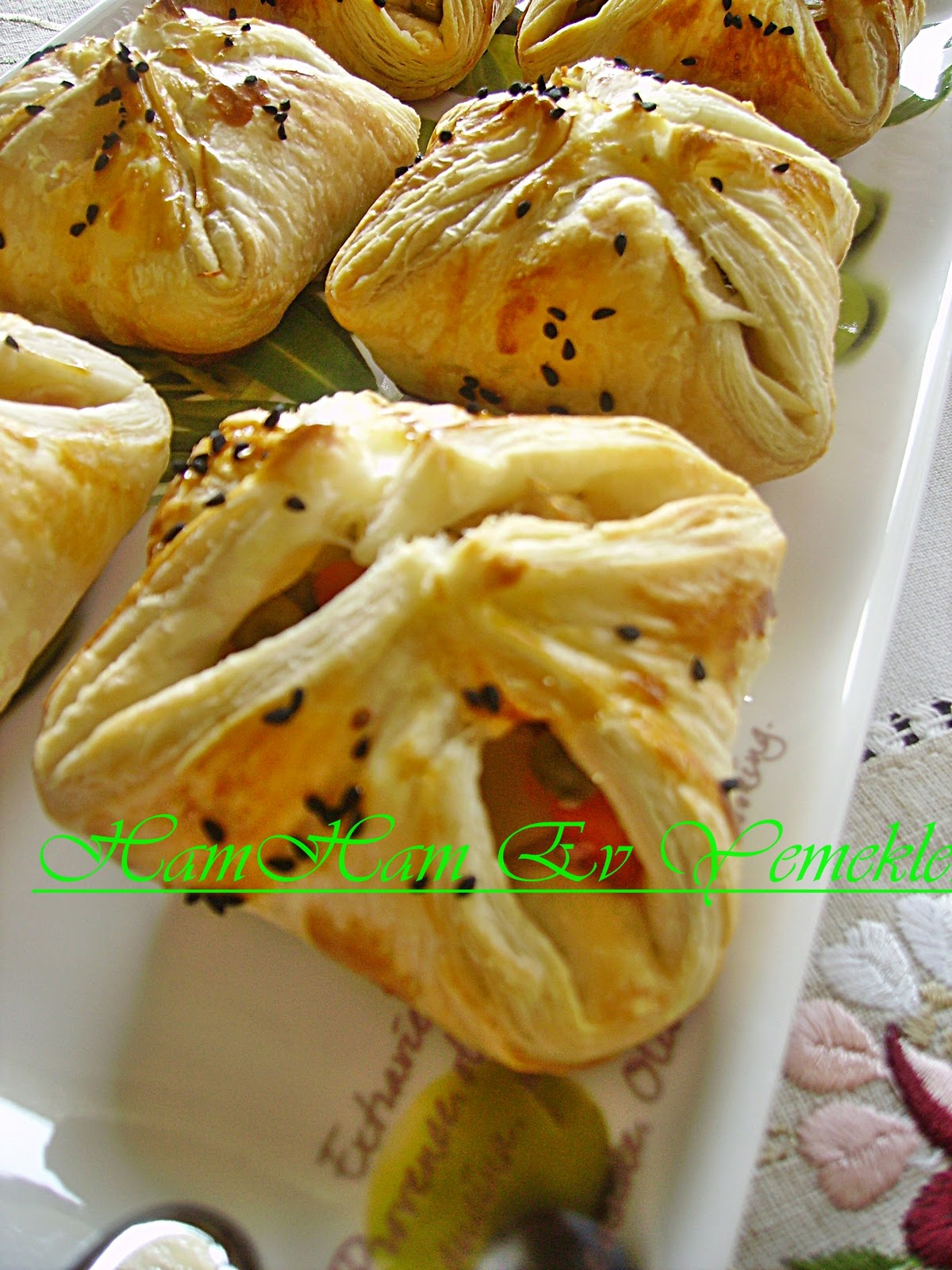 HAMHAM EV YEMEKLERİ Milföyde Tavuklu Garnitürlü Börek