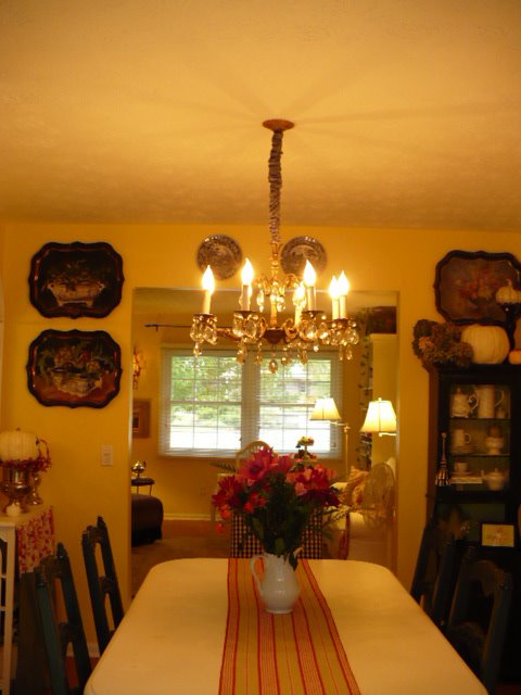 [lookingintothelivingroom.JPG]