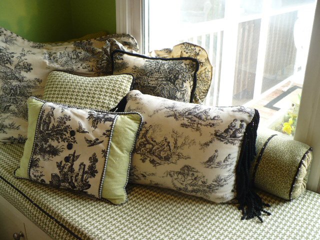 [blacktoilepillow.JPG]