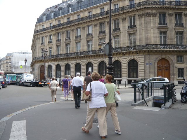 [applestore_paris_1.jpg]