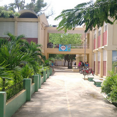 Grupo de estudiantes Liceo "Juan de Jesús Reyes" de Mao penetran a la fuerza al plantel