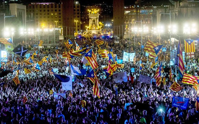 Καταλωνία: Αποφασισμένοι για το απαγορευμένο αυριανό δημοψήφισμα οι αυτονομιστές