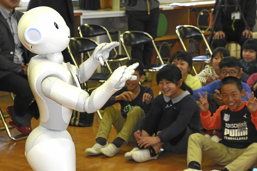 teknologi maju yang dipakai banyak orang Inovasi robot canggih gantikan kiprah guru di masa depan